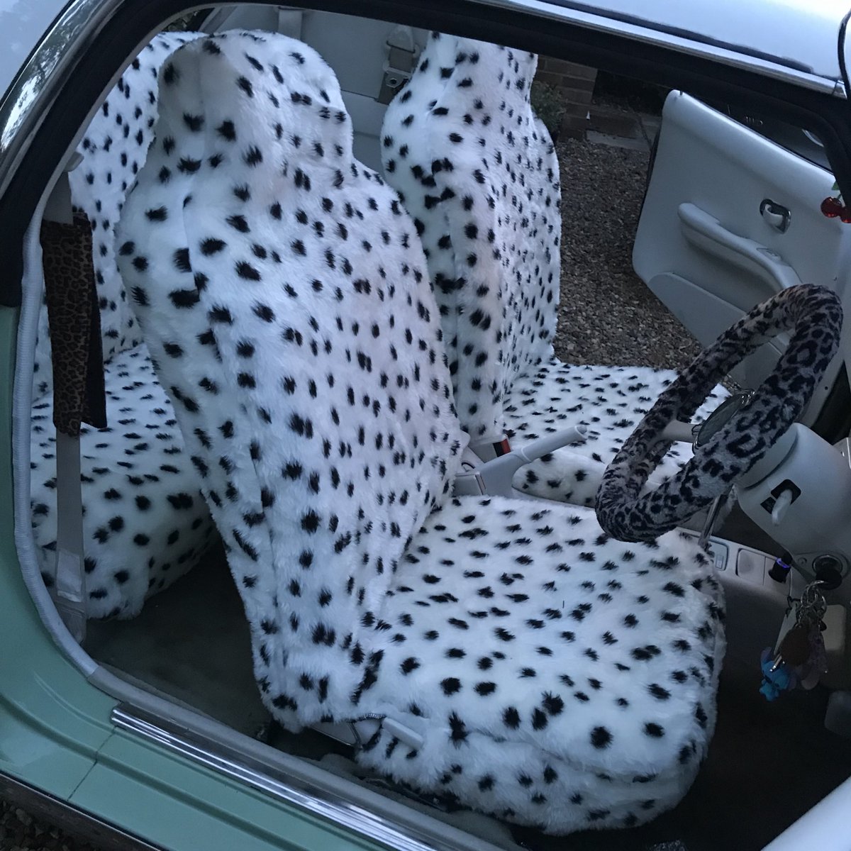 time2getgroovy's tweet photo. LOOK AT MY INTERIOR ITS DISGUSTING I LOVE IT https://t.co/MscjgbXDfj
