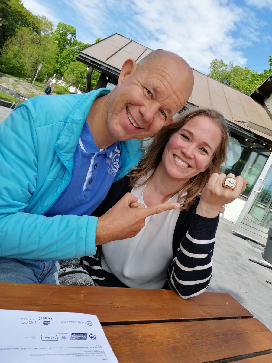 hsorienteering's tweet photo. Tunnetta ja tunteita oli pelissä, kun maailmancupin mediatiimi tapasi @KajKunnas ja maailmancupin sprintin ratamestarin Atte Lahtisen Kaivarissa ja ison kirkon portailla, jotka toimivat kisakatsomona.  Kaitsu muuten juontaa 11.6. Kaupunkisuunnistusta Senaatintorilla. #Helsinki https://t.co/uRuk6hpBAJ