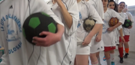 Matilda.education (@matildaeduc) on Twitter photo Une nouvelle vidéo matilda.education/app/course/vie…
pour fêter dans vos classes (et ailleurs) la coupe du monde de foot: avec <a href="/AbarNicole/">Nicole ABAR</a> et l’association <a href="/LesDegommeuses/">⚽️Les Dégommeuses✊🏾</a> Intéressons-nous à ce qui empêche les filles de faire du foot, car dénoncer les clichés ne sera pas suffisant ! Une nouvelle vidéo matilda.education/app/course/vie…
pour fêter dans vos classes (et ailleurs) la coupe du monde de foot: avec <a href="/AbarNicole/">Nicole ABAR</a> et l’association <a href="/LesDegommeuses/">⚽️Les Dégommeuses✊🏾</a> Intéressons-nous à ce qui empêche les filles de faire du foot, car dénoncer les clichés ne sera pas suffisant !