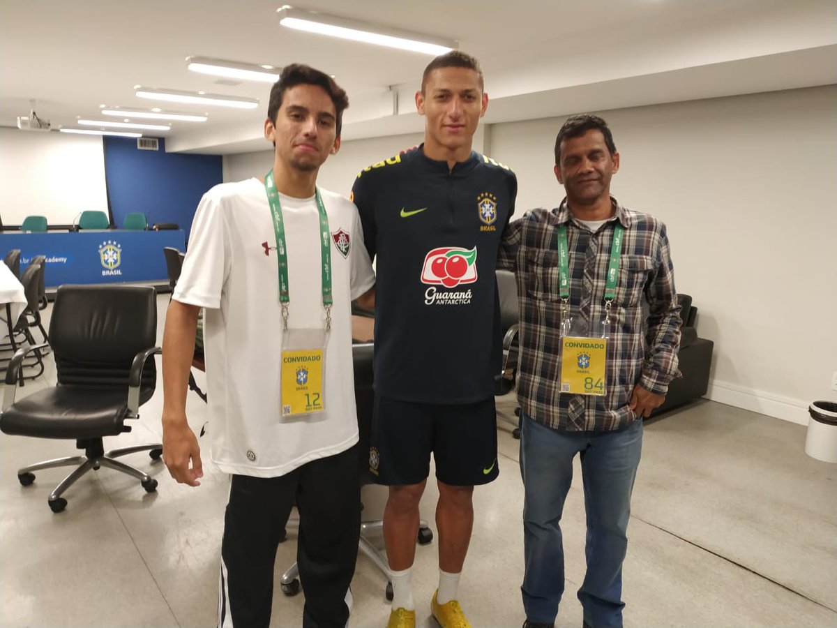 _gusB's tweet photo. Mano, sem palavras... @richarlison97 muito obrigado por ter me dado a oportunidade de conhecer você e o Miranda, e ainda de ver um treino da SELEÇÃO BRASILEIRA. Todo sucesso do mundo pra você, tu merece, humilde pra crl e tem todo um caminho brilhante! Boa sorte na Copa América!! https://t.co/Otxt0G4Qel