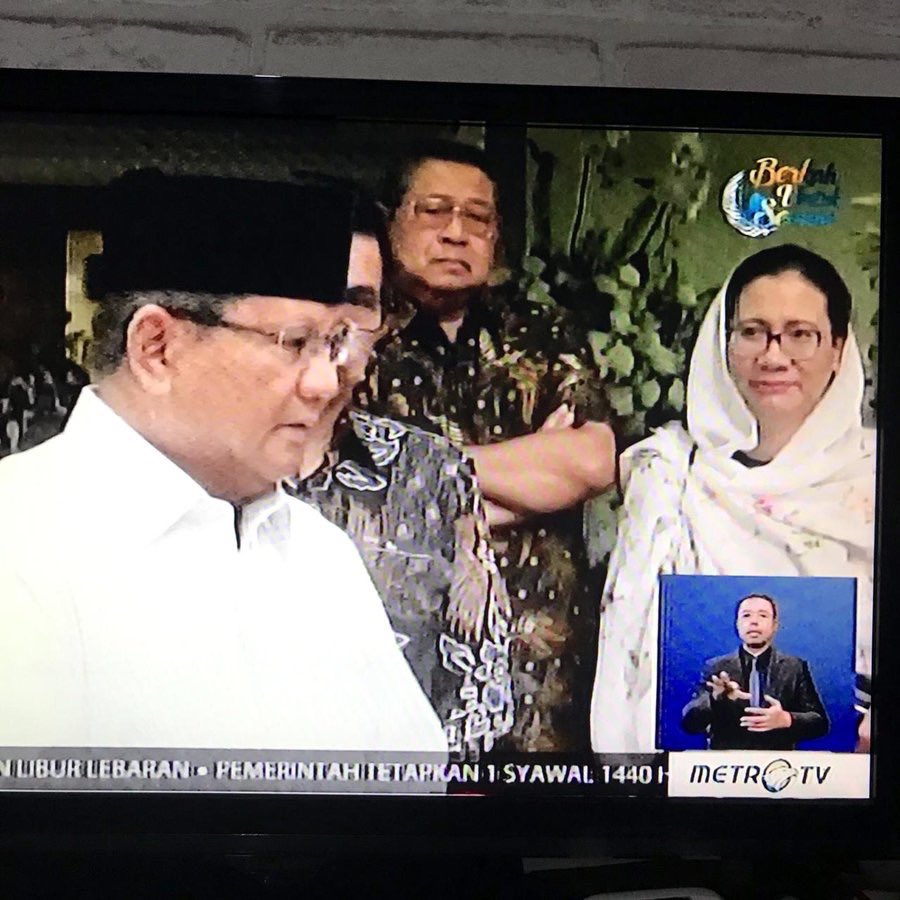 Ekspresi pak <a href="/SBYudhoyono/">S. B. Yudhoyono</a> yg tiba-tiba melipat tangan (masih menahan diri), ketika merasa keberatan karena <a href="/prabowo/">Prabowo Subianto</a> menyinggung Ibu Ani terkait pilihan pilpres 2014-2019.

#ShameOnYouPrabowo