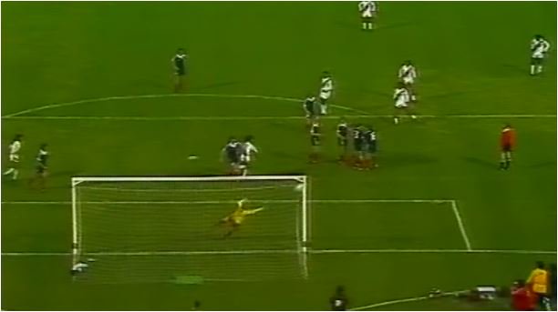 CopadeOro_TK's tweet photo. 23:16 #wk78terugkeek #scoper GOAL PER! Briljant! Een geweldige vrije trap buitenkant voet van opnieuw Cubillas zorgt voor 3-1. Andermaal slaat de bal in de bovenhoek binnen, in de korte hoek naar Rough. Cubillas treedt binnen 10 minuten geheel uit de anonimiteit. https://t.co/IdLffITMTO