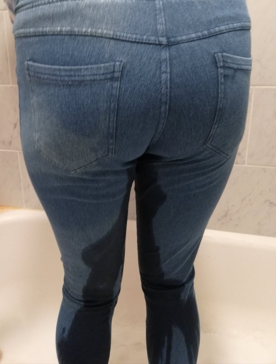 averypees's tweet image. held while walking home!! ☺️ i was leaking already when i got to the front door. it was dark out so no one saw me, but imagine if they did!!! (////) #omorashi #omocute #omo #femaledesperation #wetting #pee