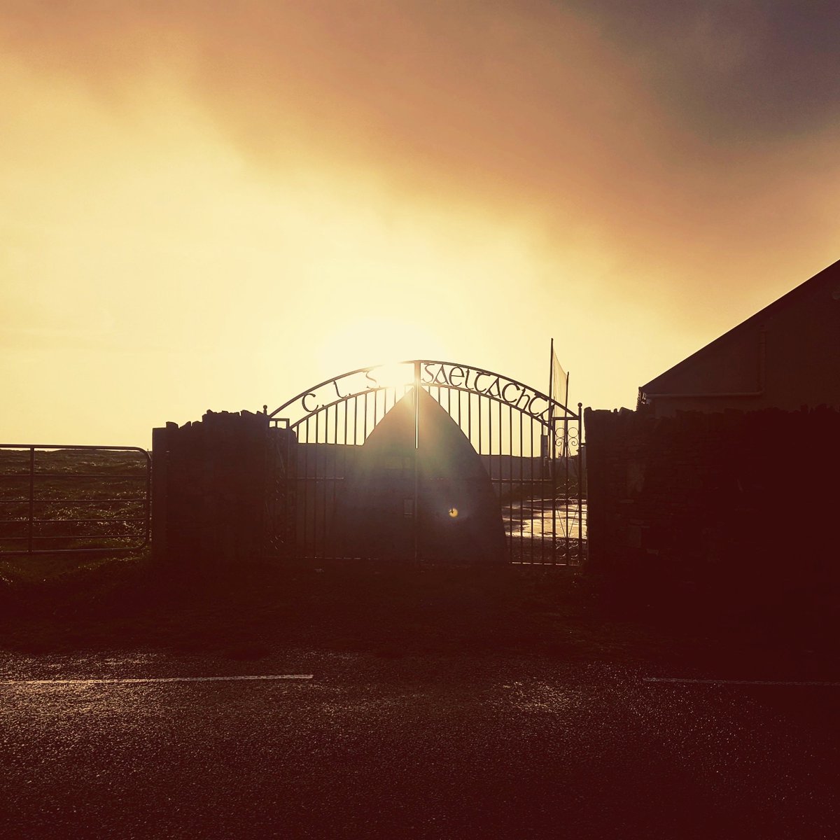 "Téir faobhar na faille siar trathnóna gréine go Corca Dhuibhne" Comhghairdeas libh <a href="/AnGhaeltacht/">Cumann Caide na Gaeltachta</a> <a href="/comortas19/">Comortas Peile na Gaeltachta 2019</a>