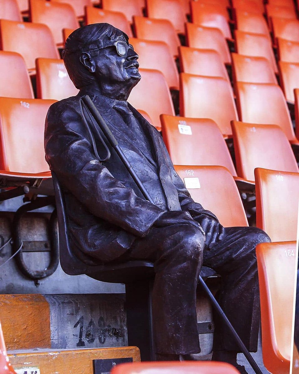 👏 Valencia kulübü, görme engelli olmasına karşın kombine bileti alarak yıllarca Mestalla'daki atmosferden vazgeçemeyen taraftarını unutmadı. ⁣
⁣
Vefatının ardından, vefakar taraftarın kombine sahibi olduğu koltuğa heykeli dikildi ve bu şekilde ölümsüzleştirildi. (<a href="/THFC_EmmaD/">Emma</a>)