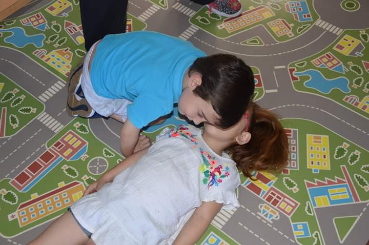 Taller de primeros auxilios para nuestro alumnado,impartido por dos mamas médicos de nuestro centro. #RCP <a href="/ProEdSaludable/">Programa Hábitos Vida Saludable</a> #nosotrostambiensabemos