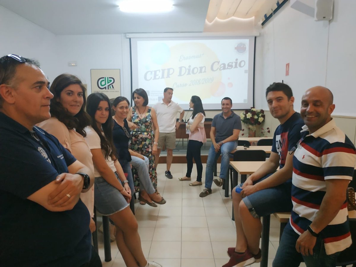 ErasmusMerida's tweet photo. Compartiendo las experiencias de la movilidad del KA101 en el @CPRMerida #erasmusplus #compartiresvivir #aprendiendodelosdemas #KA101 #sepie #versentiryaprendereneuropa
#destapatuFelicidad #siempreenmovimiento https://t.co/qLXAOG0g8h