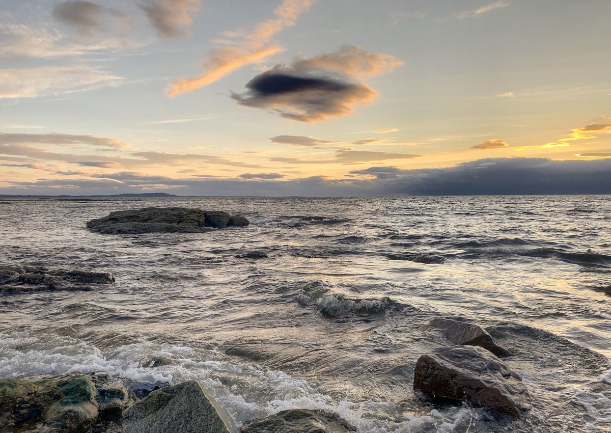 DougieCoullPix's tweet photo. Few iPhone pix as sun begins to go down in Buckie.
#scotland #buckie #moray #scenery #buckpool https://t.co/7Vy2DcUWpH