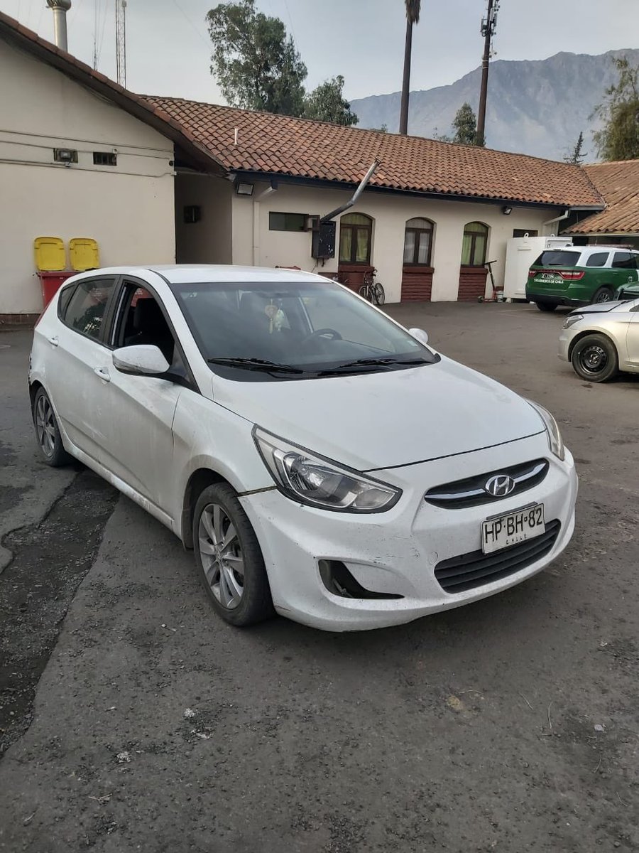penalolen's tweet photo. Tras seguimiento por el sector de San Luis, Personal de @Carabdechile de @penalolen, logra la detención de 4 individuos que se desplazaban en un auto con encargo vigente por robo con intimidación.
Estos individuos son 3 menores de edad y 1 adulto de 18 años. https://t.co/s6LKe4M5Rx
