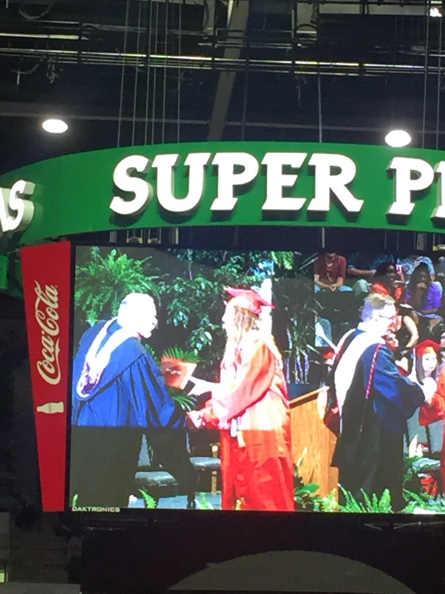 suzanne04m's tweet photo. Soooo super proud 👩🏼‍🎓🙌🏼❣️🎉#sr2019 #northwestTEXANS @baleigh_may https://t.co/LlBITJuku3