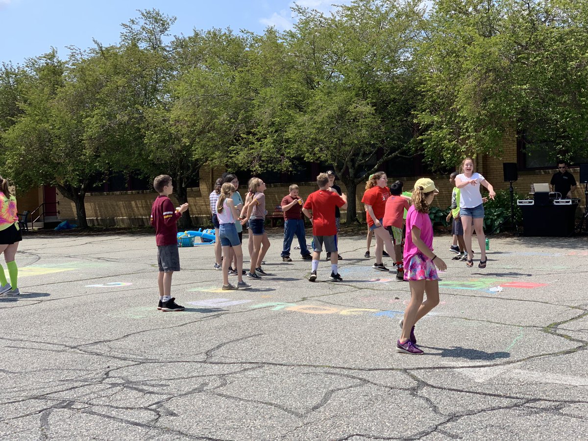 ESPOSITOQTS's tweet photo. Neon Day &amp; Extravaganza 🎉💃🏼 makes for an extra fun day in 6th grade! #whyledyardschools https://t.co/dERD6k2mEn