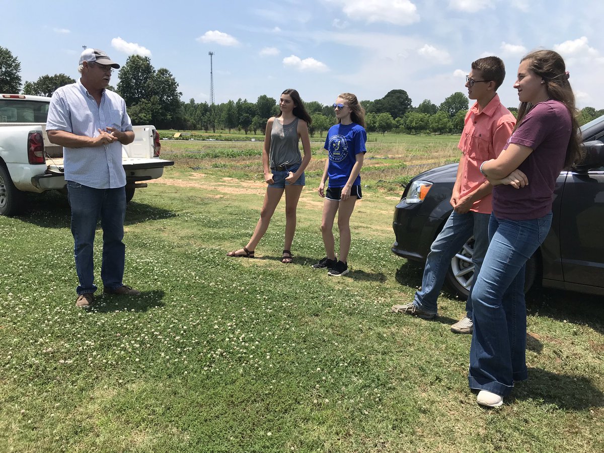 MillerCo4H's tweet photo. Thanks to Clay at the #SWREC for telling us all about the berry research that’s going on right now. @UAEX_edu #millercountyuaex #millercounty4H #SWARKAgriAcademy https://t.co/8YfhOoJqsl