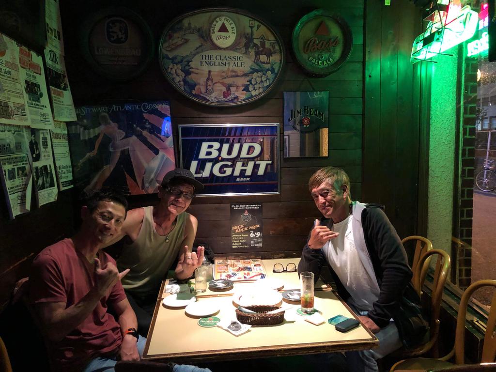 SportsDJ's tweet photo. "人の命"を常に意識するライフセーバー。ビーチフラッグスで男子初の金メダルを取った鯨井保年、銀メダル2回に輝く植木将人（日本代表監督に就任）。毎度ながら楽しい夜。　#ライフセーバー　#ビーチフラッグス https://t.co/QlHZEkZzGP