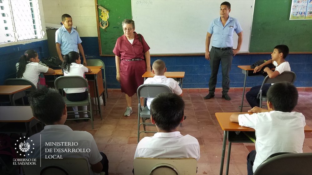 DesarrolloSLV's tweet photo. Nuestra Ministra de Desarrollo Local, @MariaChichilco, ha iniciado su gestión recorriendo los cantones y caseríos de San Isidro, Morazán, uno de los municipios más pobres del país. https://t.co/fsYAQUJtRC