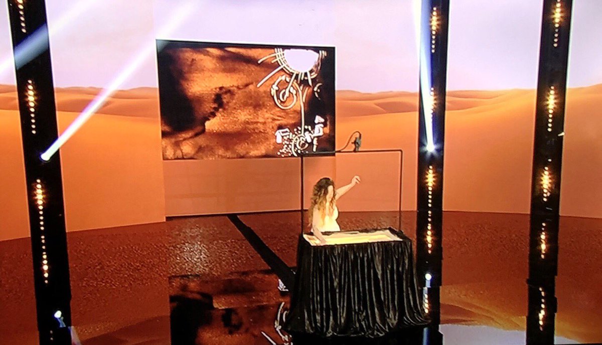 Durante el show de esta noche en Cuatro. <a href="/adivinaquehago/">Adivina qué hago</a> #disirodan #didisand #artistadearena #performance #tvshow #tvarena