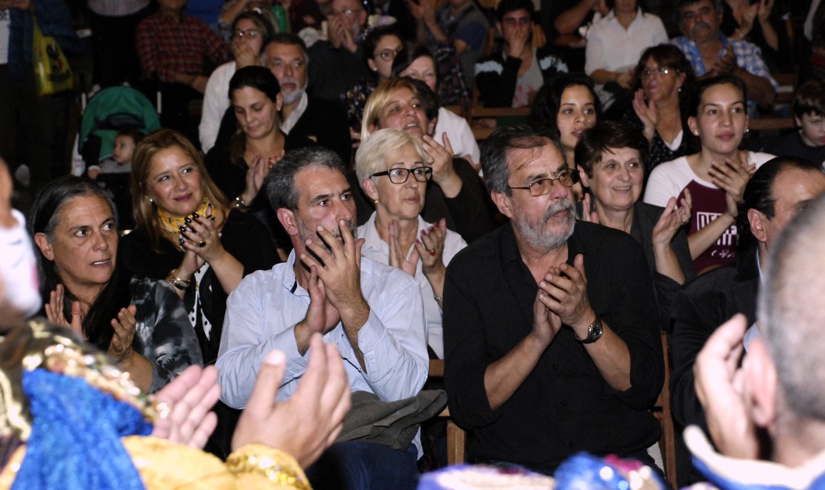 juntamvd's tweet photo. 🎭🏅Entrega de #PremiosdelCarnaval2019 y distinción póstuma a #Pendota Meneses como #CiudadanoIlustre de #MVD 

🗓 Martes 4/6
🕖 19 hs.
📍 @MercadoMAM (José L. Terra 2220)
.
.
+INFO: https://t.co/0WrQcdICA1 https://t.co/KtoP7qeoTJ