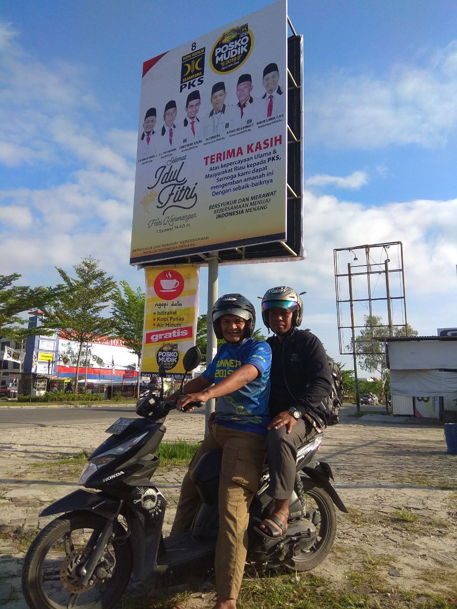 pksvibez's tweet photo. Pemudik yang sejak semalam beristirahat di Posko Mudik Pekanbaru pagi ini diantarkan ke bandara oleh Relawan #PoskoMudikPKS2019 

Semoga selamat sampai tujuan ya.. salam untuk keluarga .. 😊 https://t.co/lnuqfiSn53