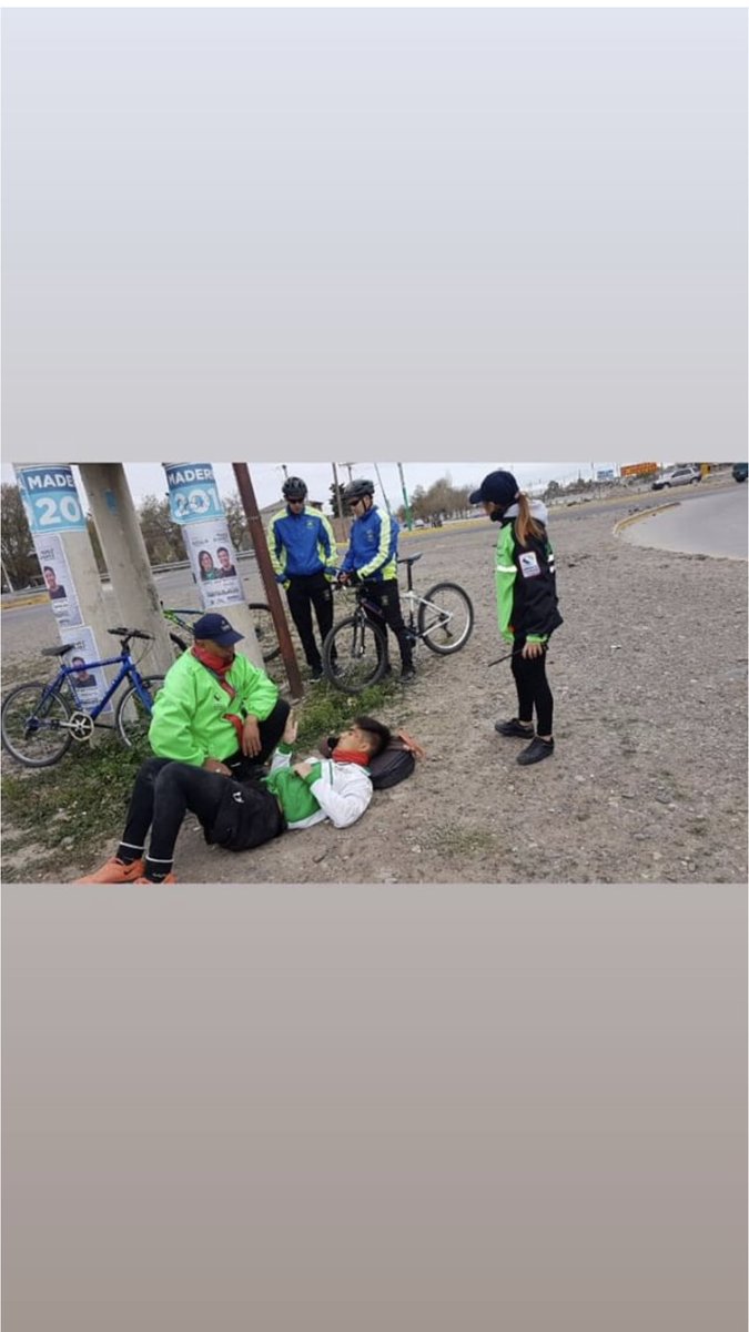 Hoy por la tarde un joven, iba en bicicleta a gran velocidad por la Av Colon y al llegar a la calle Lewis Jones sufrió una caída que le ocasionó leve raspaduras. Personal de Guardia Urbana colaboró y ayudó al joven junto con personal policial hasta que llegó la ambulancia.