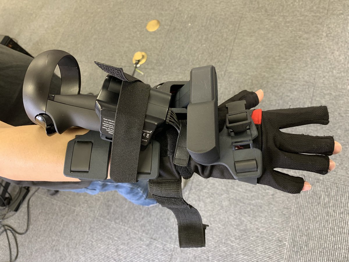 _karukaru_'s tweet photo. さっそく #OculusQuest と #NoitomHi5 と #exiii #EXOS を悪魔合体させてみた https://t.co/9Q9n1wYme8