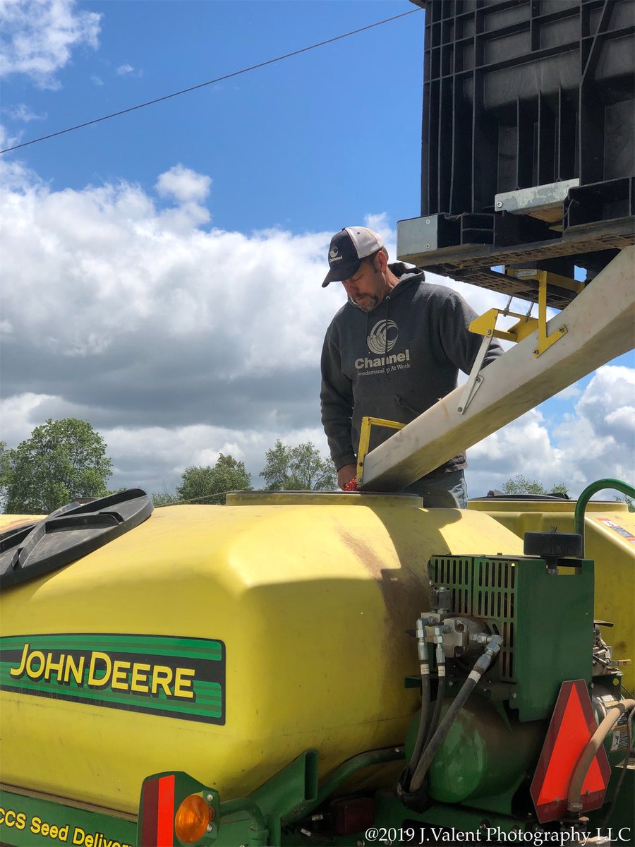 jimmiseed's tweet photo. Thankful for Zennyl Farms for putting in a rare soybean plot today - 1.0-2.6MG and his corn MD and GEN5 trials survived ‘winter’ too

@ChannelSeed 
#plant19 #agriculture #realnewyork #soybeans #windwhipped https://t.co/Dv5VzqqWd2