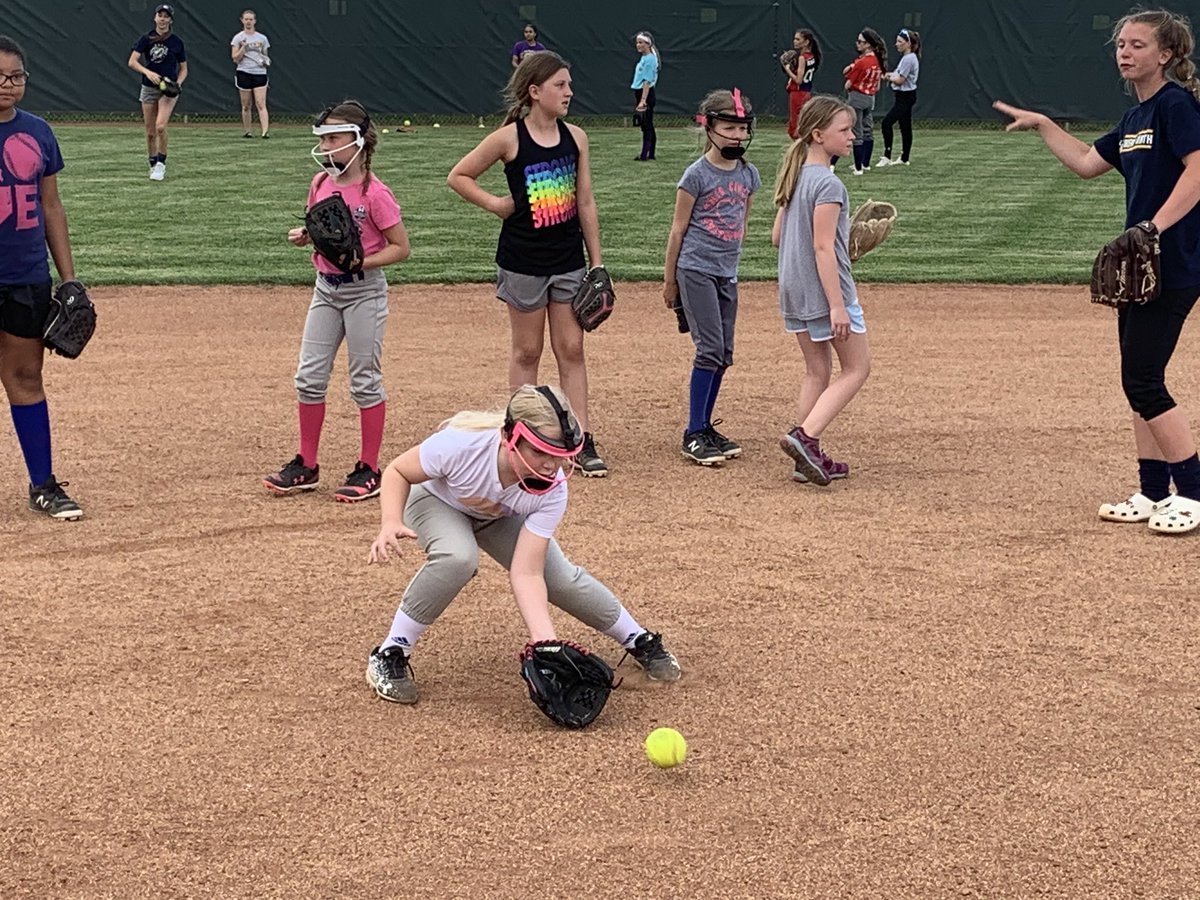 LNEagleSoftball's tweet image. Future Eagles putting work in on night one of Camp!!!