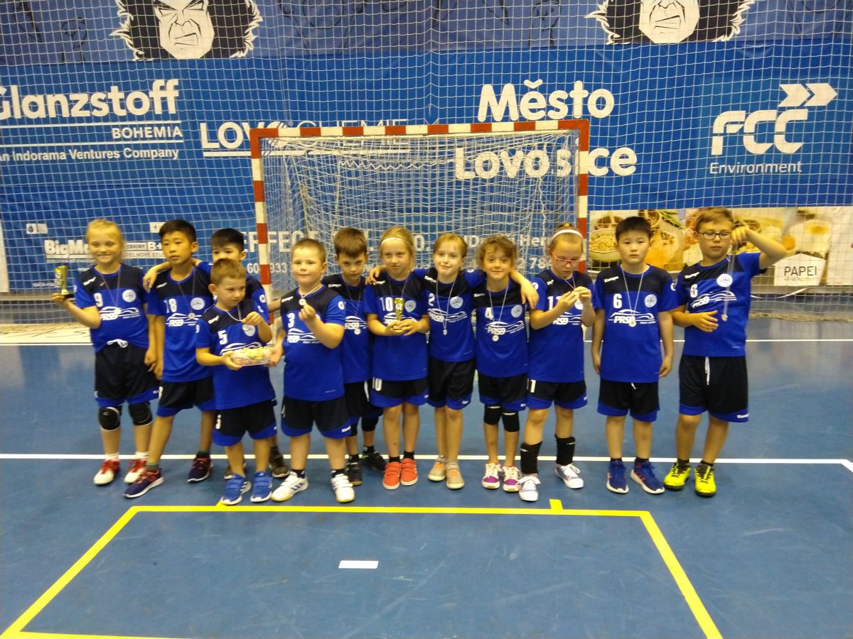 hazenabelapb's tweet photo. Sportovní den v @LovciLovosice. Skvělé dopoledne. Děkujeme. #hazena #handball #hazka @HCDuklaPraha https://t.co/3gkdVuw1pj