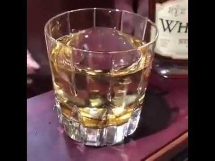 valiant511singh's tweet image. पीते हैं सारे मजे के लिए,
बदनाम यू ही गम है।
एक बोतल गले से उतार कर देखो 
ये दुनिया क्या जन्नत से कम है।