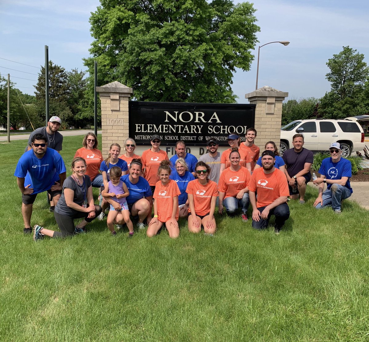 SevenCornersCEO's tweet photo. The @SevenCornersInc team volunteered at @NoraElem over the weekend. Fun project supporting great people serving the community! https://t.co/DXdKWJmxyK