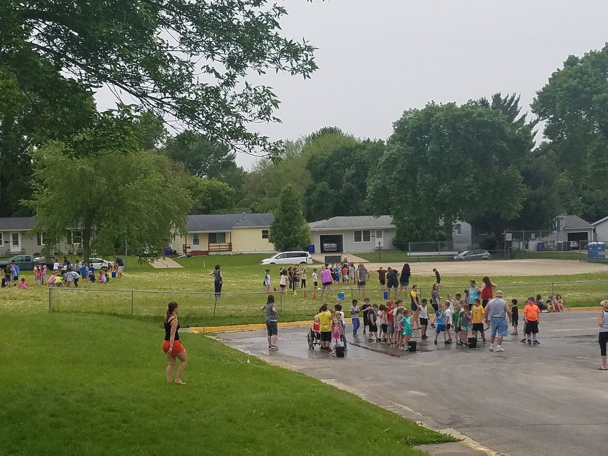 CRCoolidgeElem's tweet photo. Happy Field Day Coolidge Cougars!!#goingthextramile https://t.co/MpfWchn3Qc