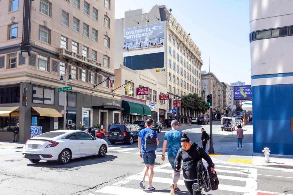 Teradata's tweet photo. 3…2…1...Teradata paints the town orange with a #TeradataTakeover. #SanFrancisco, we’re coming for you. https://t.co/1yg26PEf8s #InvestInAnswers #BeyondAnalytics https://t.co/4gAbs8g4g5