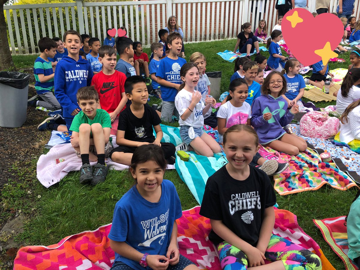 Keepingupwith2L's tweet photo. Loved cheering on the 5th graders today! https://t.co/twAHNDnSpA