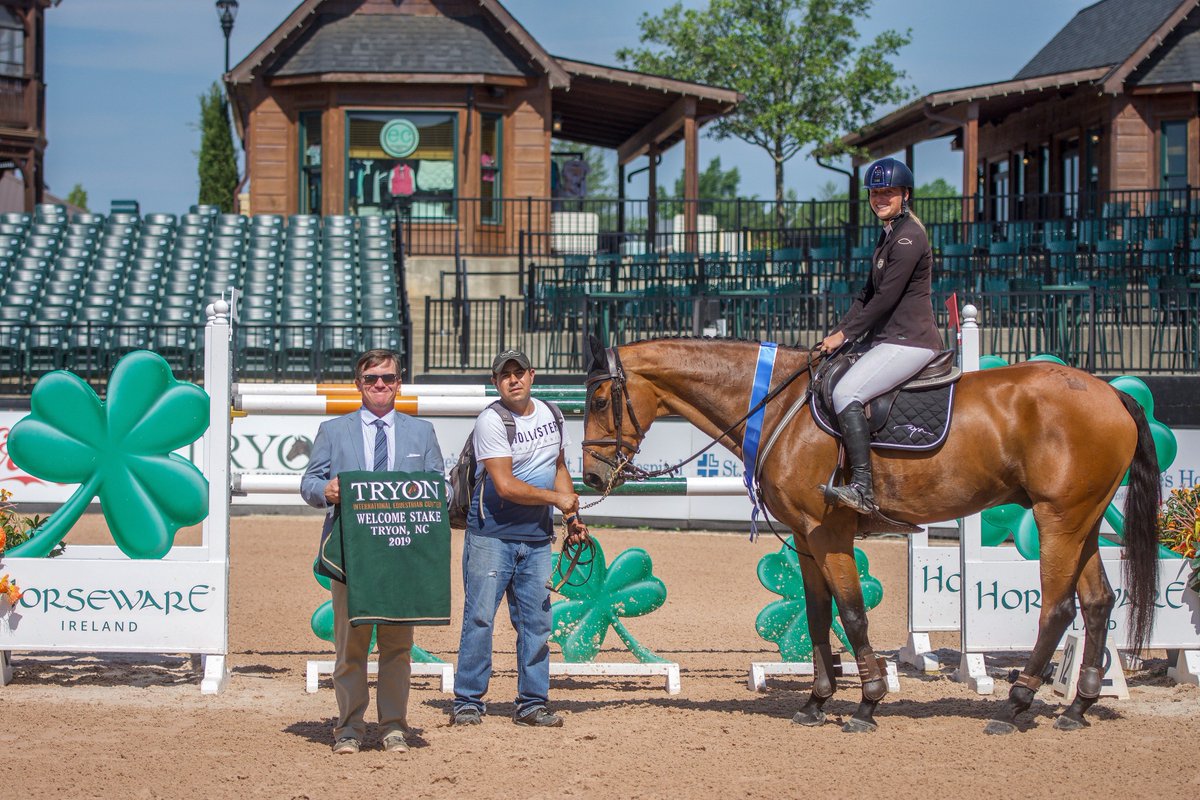 tumundoecuestre's tweet photo. Kristen Vanderveen mantiene su racha en Tryon. https://t.co/KBzlKxkJjD #TuMundoEcuestre #USA๐บ๐ธ๐บ๐ธ๐บ๐ธ #Tryon #NorthCarolina #MillSpring #showjumping @USequestrian @TryonResort #caballo #horse #jumping #equestrian #ecuestre #rider @BullRunJumpers https://t.co/zfEtQUuIVz