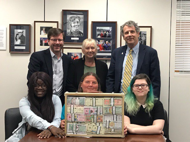 FundredProject's tweet image. .@Fundred artists from #Cincinnati in DC with @SenSherrodBrown  #endleadpoisoning #leadfreehousingforkids #fundred