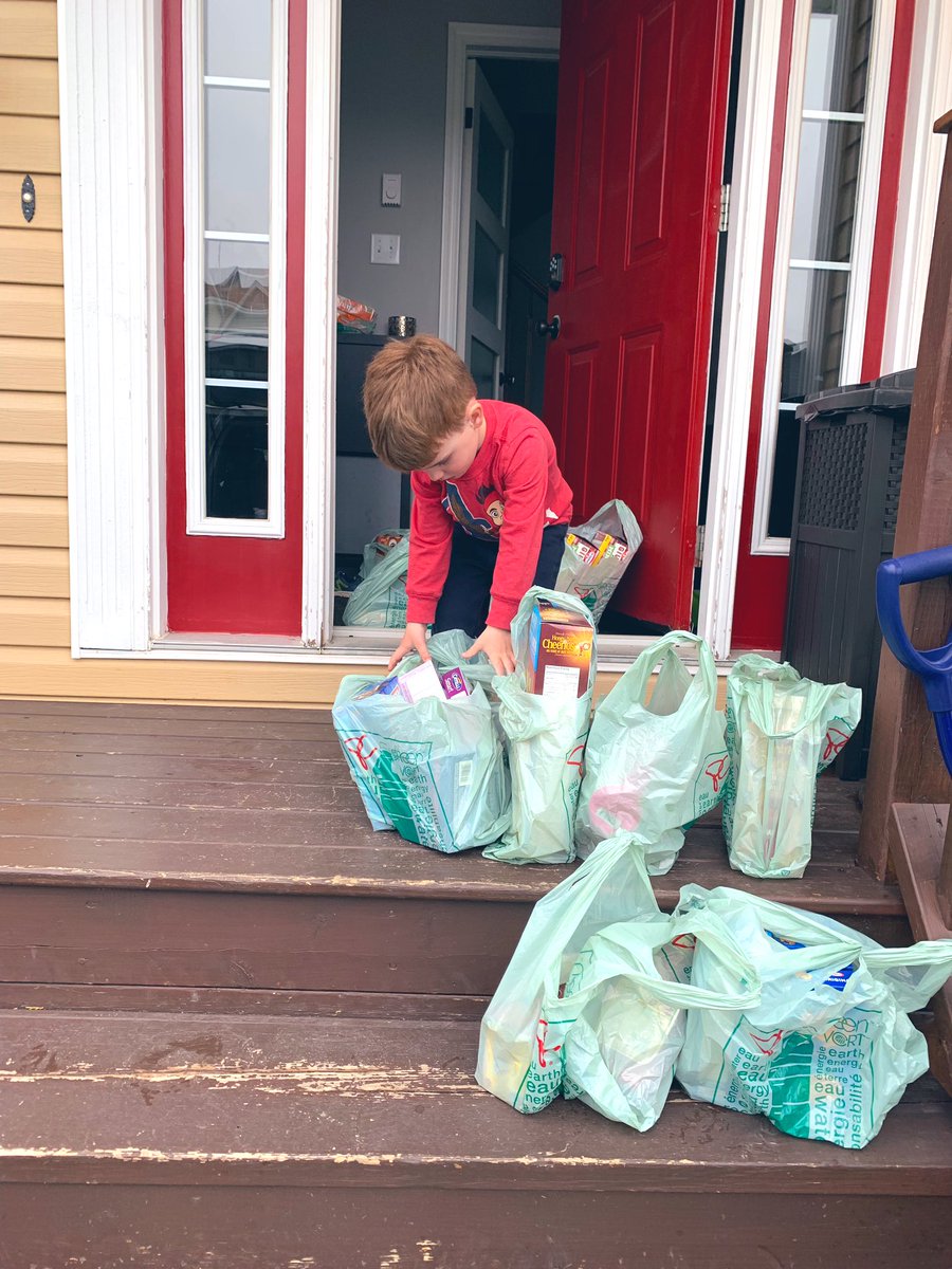 Someone’s stepping up while <a href="/HallidayDoug/">Doug Halliday</a> is away ❤️#manofthehouse