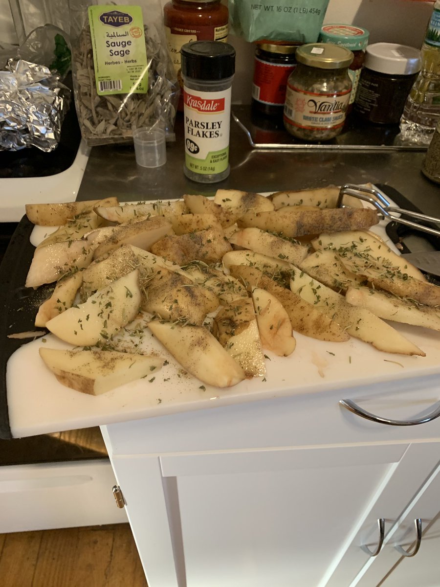 Bought a <a href="/cruxkitchen/">CRUXkitchen</a> air fryer from <a href="/Macys/">Macy's</a> and it died mid first use. Pulled drawer to flip food. Put it back in and nothing. Waste of money and waste of food. How are we rectifying this? #macysplatinummember