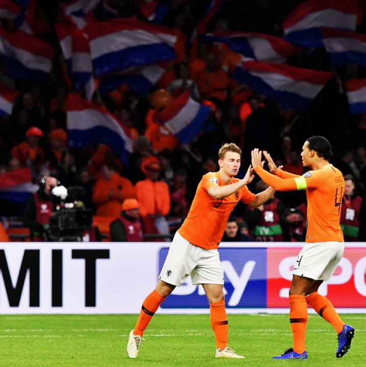 InvictosSomos's tweet photo. El mejor central del mundo en la actualidad y el mejor zaguero joven. Pero qué dupla defensiva tiene Holanda. DE LIGT Y VAN DIJK. https://t.co/CJiLfOlYRc