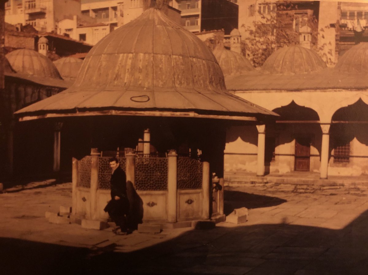 📆 1964-Şubat. Ramazan Bayramı. 📍 Sokullu Şehit Mehmet Paşa Camii avlusu. 📷 İtalyan bir turist. 🔍Şadırvanın yanında objektife bakan kişi ise o dönem caminin müezzini olan dedem Talip Gözsüz (32) #HayırlıBayramlar