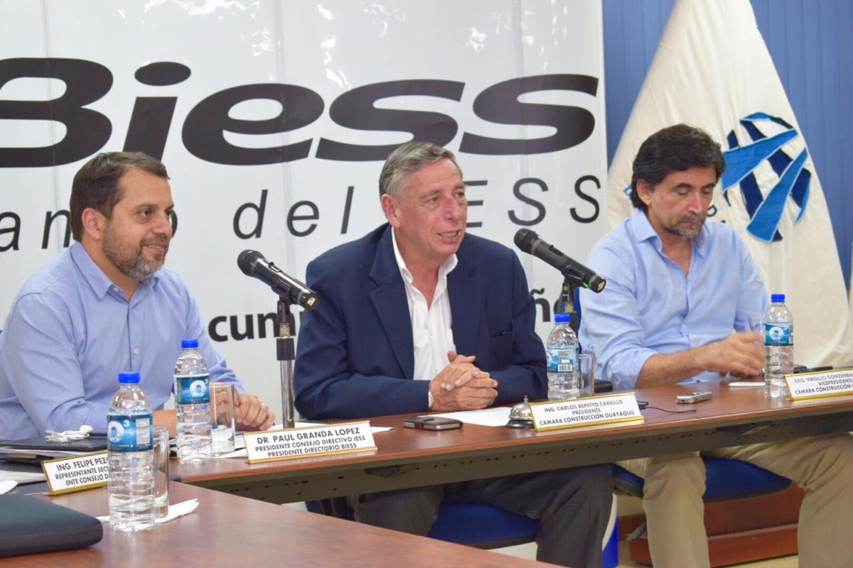 IESSec's tweet photo. Carlos Repetto, presidente de @ConstGye, da la bienvenida a este conversatorio que tiene como finalidad, presentar el nuevo portal digital #InmoBiess. https://t.co/2OgJHZOghq