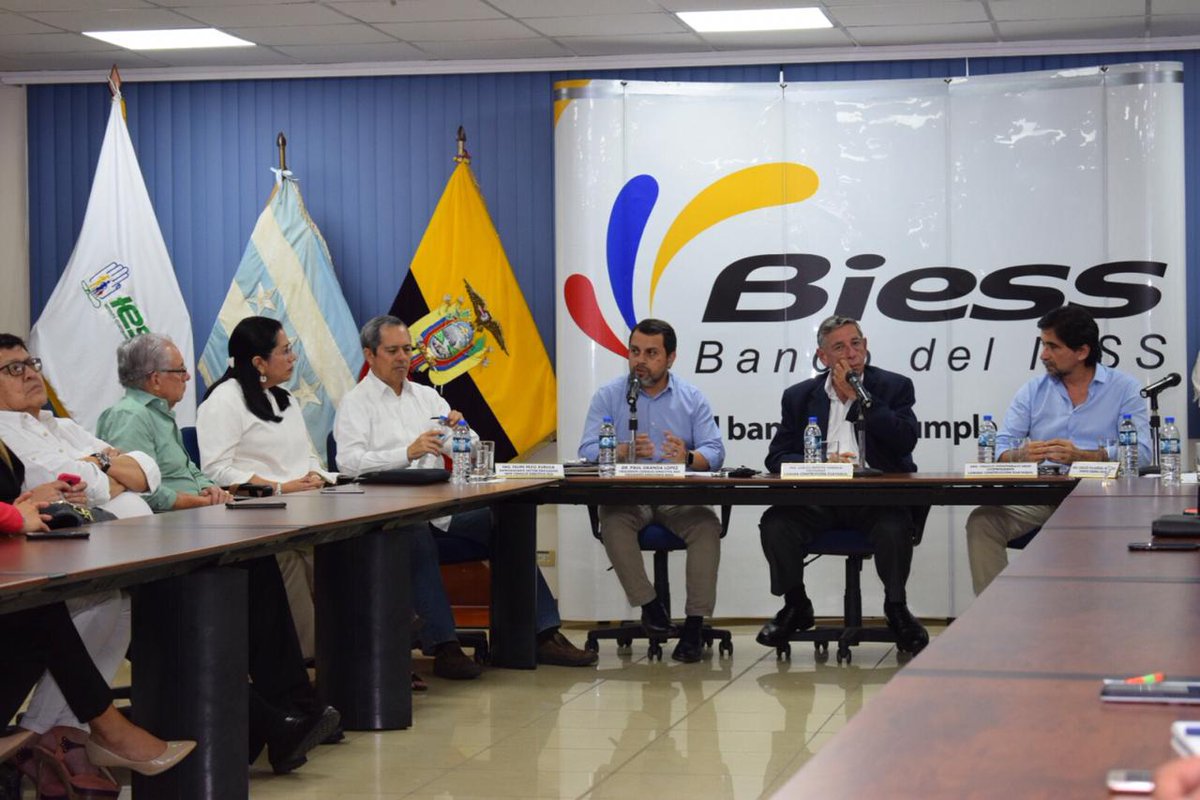 PaulGranda's tweet photo. En Guayaquil, mantuvimos una fructífera reunión con Carlos Repetto, presidente de @ConstGye y representantes del sector de la construcción, a fin de presentar los beneficios del portal digital #InmoBiess: una plataforma diseñada para promocionar proyectos inmobiliarios. https://t.co/7HNgAk1TS0