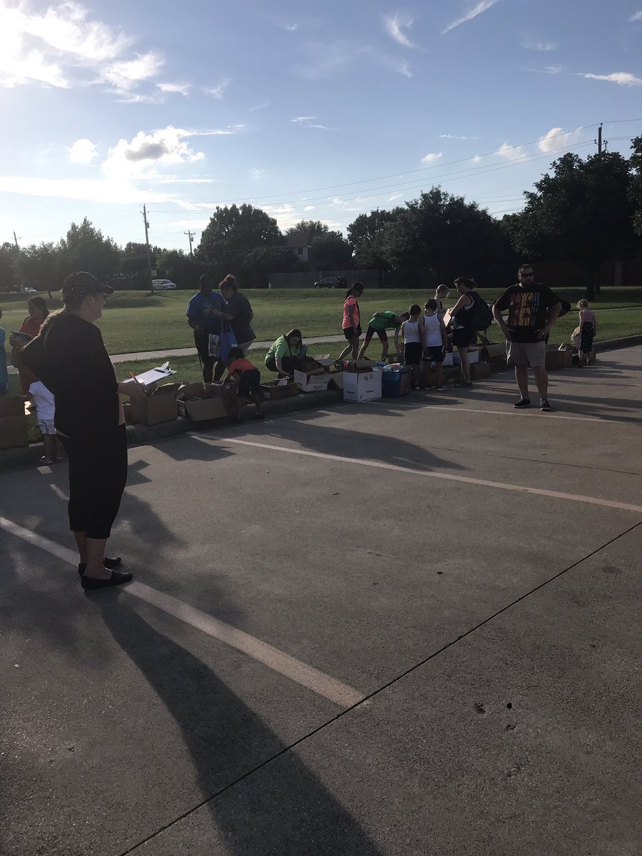 DianaColby's tweet photo. Great night @kellertxlibrary for #summerbookbus. @KellerLibraries Next Monday night join us at Summerglen Library. https://t.co/ArJp8OJaqp