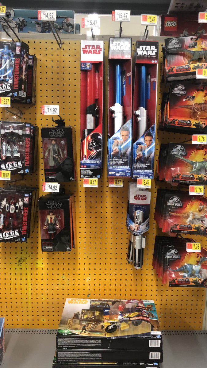 ccrume's tweet photo. @Hasbro this is just pathetic for Star Wars toys!  Been like this for months! #EpicFail https://t.co/Imrxhne5qx