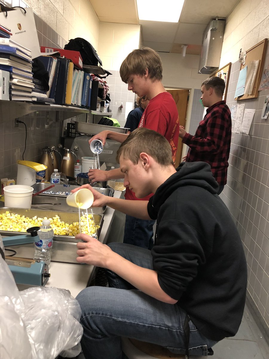 MrsClark310's tweet photo. #colonelskernels still going strong- working on orders for @jwhs2019 graduation today #studentEntrepreneurs #CTE https://t.co/xuiW706FvK