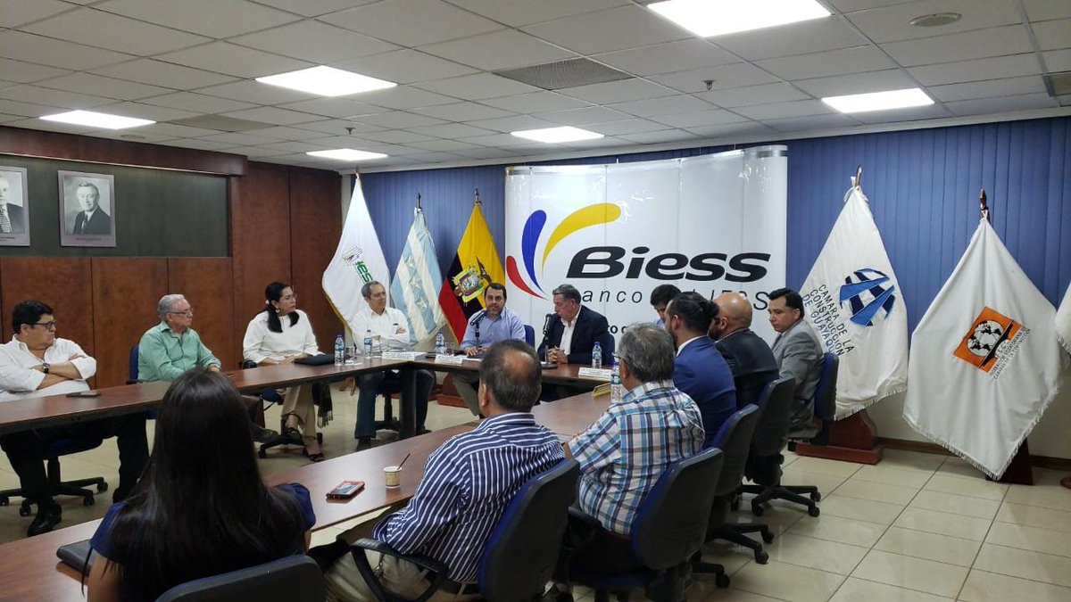 ccgconstruye's tweet photo. Recibimos la visita del Dr. Paul Granda, presidente del Consejo Directivo del @IESSec y al Ing. Carlos Vllareal gerente general del @BiessEcuador, para mantener una reunión con el Directorio y representantes del sector para presentar el portal digital #InmoBiess, https://t.co/cVdh0rgccb