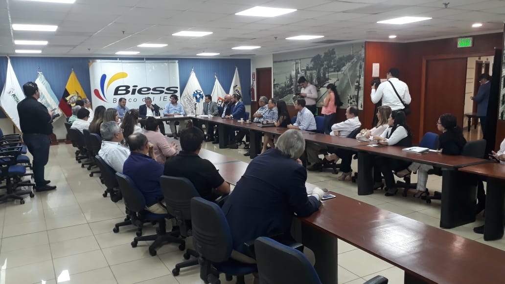 ccgconstruye's tweet photo. Recibimos la visita del Dr. Paul Granda, presidente del Consejo Directivo del @IESSec y al Ing. Carlos Vllareal gerente general del @BiessEcuador, para mantener una reunión con el Directorio y representantes del sector para presentar el portal digital #InmoBiess, https://t.co/cVdh0rgccb