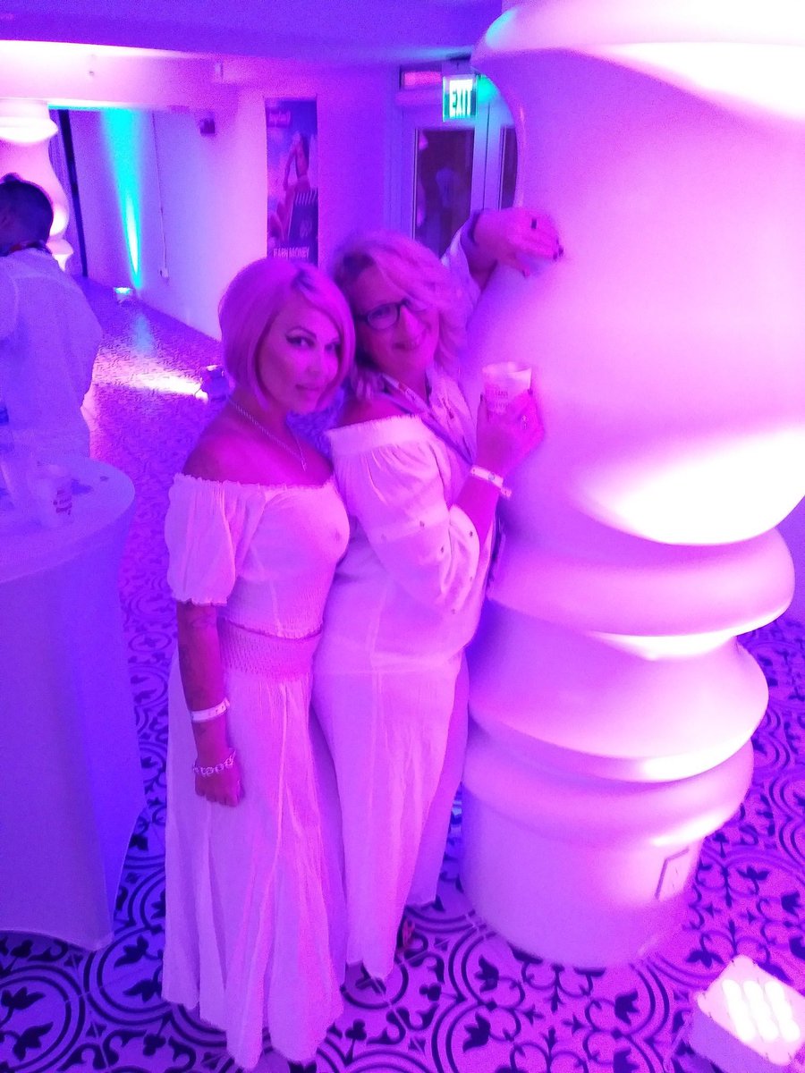 daisydawsondd's tweet photo. Omg I’m just loving all these fun pics from @XBIZ Miami!! @KazyKumz @LaurenFillsUp @SavieSteele @RealVickyVixxx @SageMontana1 ❤️❤️💋💋 https://t.co/EdOHZo0tGg