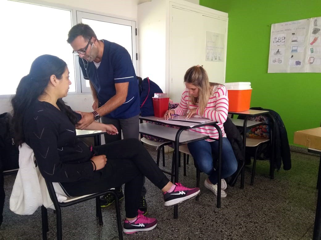 SaludRauch's tweet photo. ▪Estuvimos en la escuela rural N° 43 de Loma Partida con talleres de primeros auxilios y #RCP, cepillado de dientes y hábitos posturales. Topicación con flúor. Ecografías para detección de hidatidosis. Control de riesgo cardiovascular. Vacunación.
#PROSANE 2019 #SaludParaTodos https://t.co/l5bQLl74RJ