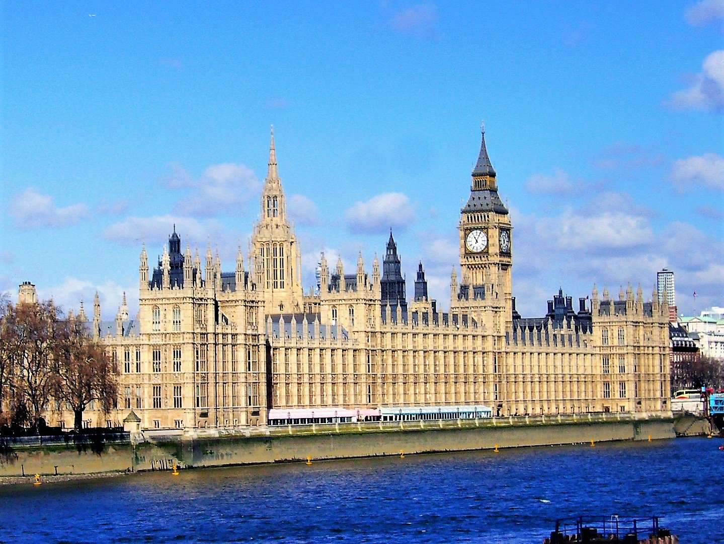 武士の Twitter Da ビッグベンとテムズ川河畔の国会議事堂 英国 議会の議事堂はテムズ川河畔のウェストミンスター宮殿を利用する 右隣に大時計のビッグベンがついた時計塔のエリザベスタワーがある 国会議事堂 ビッグベン テムズ川 ウェストミンスター宮殿