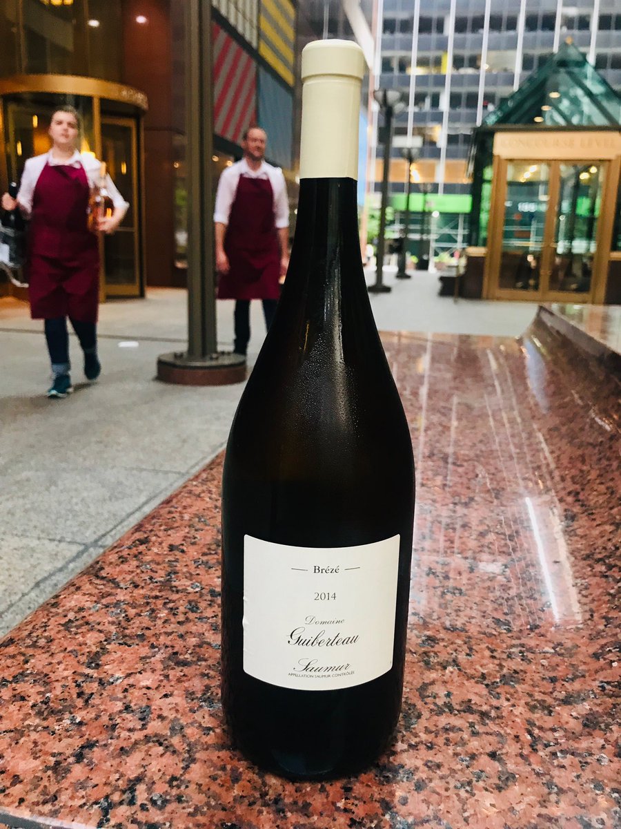 sohmbar's tweet photo. Tonight’s Guiberteau is the perfect way to celebrate this gorgeous spring day! #9pmpour #cheninblanc #sohmbar #loirevalley https://t.co/iN5lOH2hL2