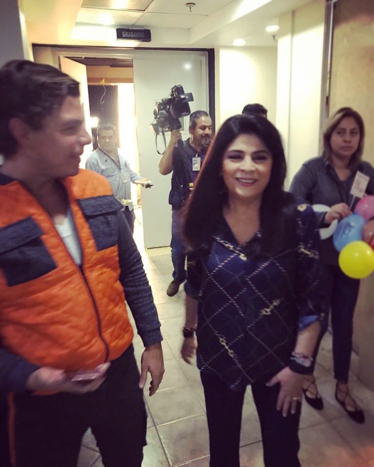 SebasResendiz's tweet photo. Padrisimo le festejamos su cumpleaños y cantamos las mañanitas a @victoriaruffo31 , una gran estrella de la televisión que continúa vigente en el gusto del público 👏🏻👏🏻👏🏻👏🏻👏🏻 #happybirthday #victoriaruffo #queen https://t.co/SxvHEwBN9C