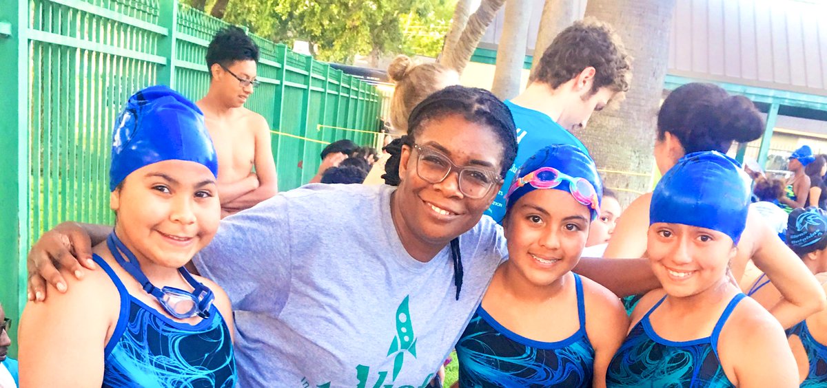 When you see your friends during the summer. #swimteam #aliefmission #aliefproud #celebritystatus #loveseeingmystudents #kennedygamechangers @AliefISD @KennedyCougs
